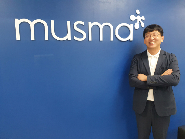 (주)무스마 신성일 대표가 부산 수영구 망미동 무스마 본사에서 환하게 웃고 있다.