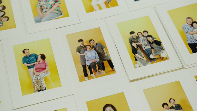 30여 장의 사진을 모두 펼쳐놓고보니 사진 속 어머님, 아버님들은 모두 웃고 있었습니다.