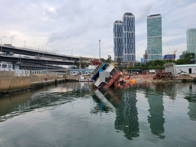 29일 오후 부산 해운대구 우동항의 한 수리조선소에 있던 선박에서 선저폐수가 바다로 유출됐다. 부산해양경찰서 제공