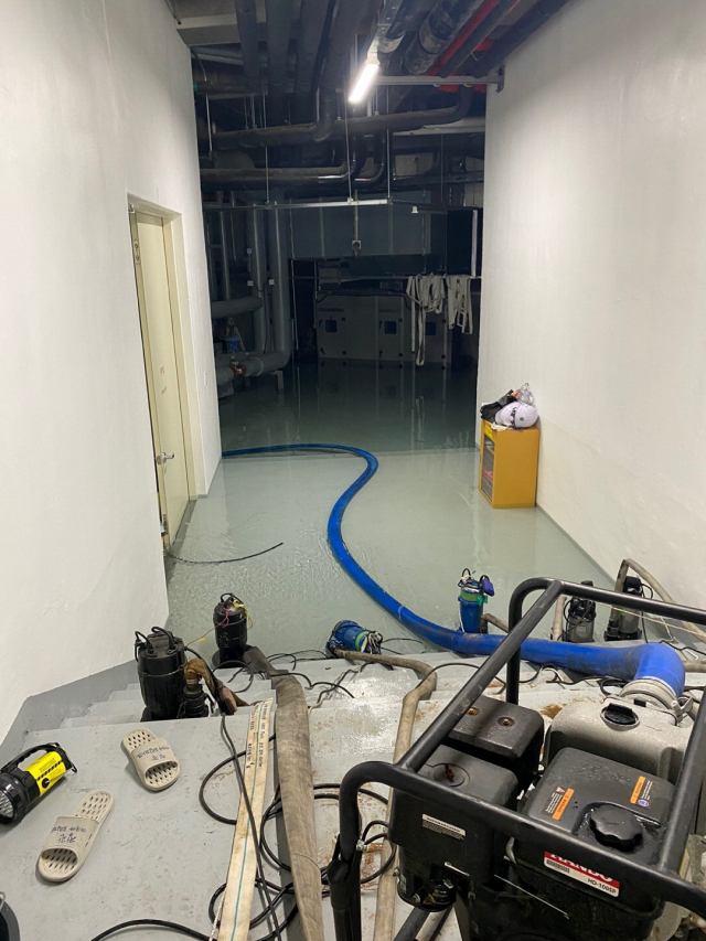 이날 침수된 이곳 지하 1층 기계실에서 배수작업이 진행되는 모습. 부산 기장군청 제공