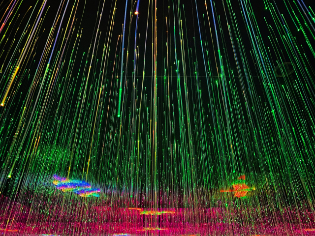 거울과 광섬유로 가득 찬 미디어아트 전시관 ‘공룡 놀이마을’. 조직위 제공