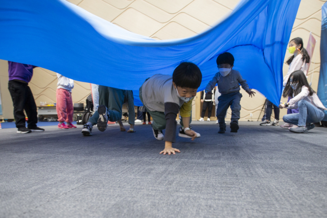 2021년 열린 '예술교육 온종일 파티'에서 어린이들이 다양한 체험을 즐기고 있다. 부산문화재단 제공