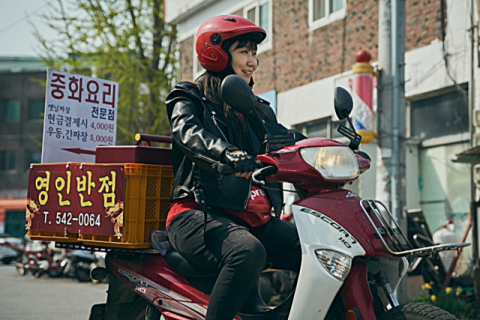 배우 라미란이 주연으로 나선 영화 ‘컴백홈’ 스틸 컷. 제이앤씨미디어그룹 제공