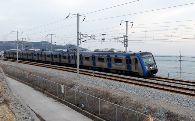 현재 부전역에서 울산 태화강역까지 운행되는 동해선이 북울산역(송정)까지 운행이 확대된다. 사진은 동해선이 달리는 모습. 부산일보 DB