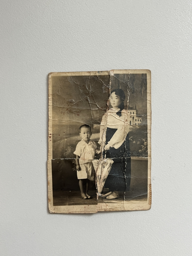 동생과 찍은 사진을 꼬깃꼬깃 들고 다니는 어머님. 산복빨래방에서 빳빳한 새로운 사진으로 복원해드리기로 약속했습니다.