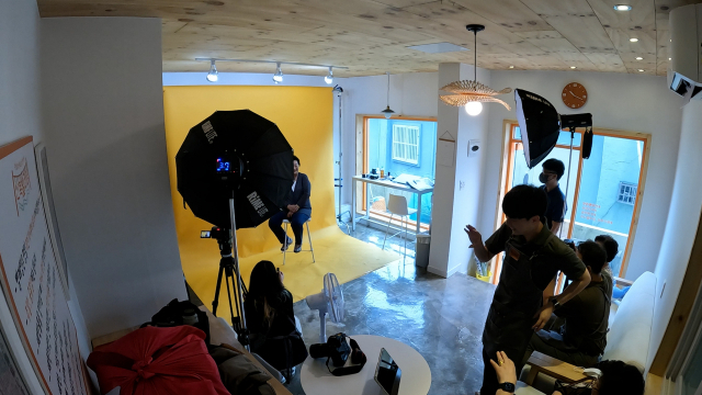 조명을 달고 배경지를 설치하니 그럴듯 한 사진관으로 빨래방이 변신했습니다.