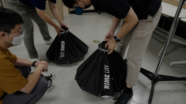 사진 장비를 빨래방으로 옮기는 건 하나부터 열까지 번거롭고 힘들었습니다. 하지만 어머님들의 환한 미소에 '잘했구나'싶었습니다.