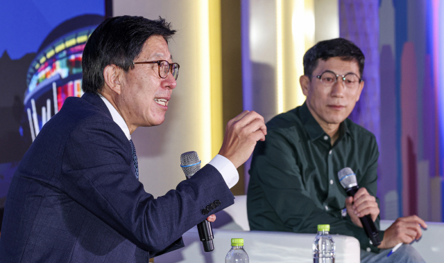 스케일업 부산 컨퍼런스 2022가 30일 부산 해운대구 벡스코 컨벤션홀에서 'Rebuild Busan 2030 EXPO Busan'을 주제로 열렸다. 박형준 부산시장과 진중권 교수가 혁신의 시대를 주재로 토론하고 있다. 김종진 기자 kjj1761@