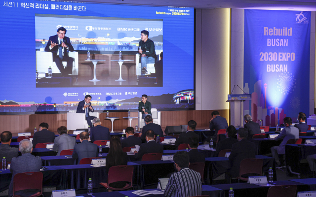 스케일업 부산 컨퍼런스 2022가 30일 부산 해운대구 벡스코 컨벤션홀에서 'Rebuild Busan 2030 EXPO Busan'을 주제로 열렸다. 박형준 부산시장과 진중권 교수가 혁신의 시대를 주재로 토론하고 있다. 김종진 기자 kjj1761@