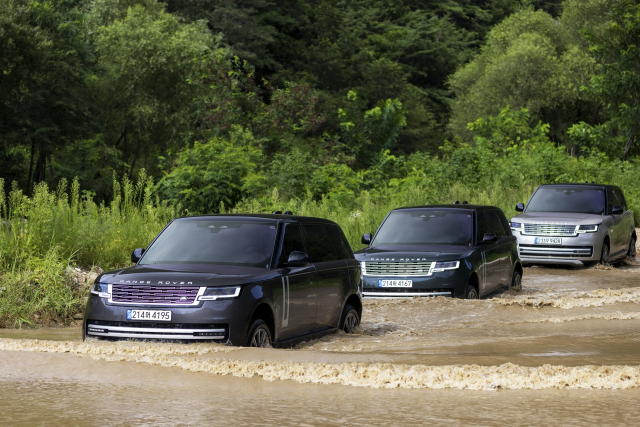 랜드로버 ‘올 뉴 레인지로버’가 강원도 인제 인근 하천에서 도강하고 있는 모습. 재규어랜드로버코리아 제공