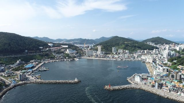 해양수산부가 어촌신활력 증진사업과 일본 원전 오염수 대응 관련 내년 예산을 대폭 확대했다. 올해 초 ‘어촌활력증진지원 시범사업’에 선정된 거제 장승포 전경. 부산일보DB