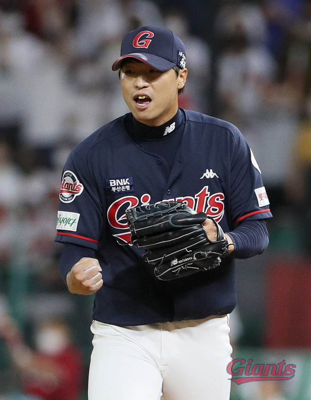 롯데 자이언츠 불펜 투수 구승민이 KBO리그 역사상 4번째로 ‘3년 연속 20홀드’ 기록을 달성했다. 지난 28일 인천SSG랜더스필드에서 열린 SSG 랜더스와의 원정 경기 8회말 상대 공격을 무실점으로 막아낸 뒤 주먹을 불끈 쥔 구승민. 롯데 자이언츠 제공