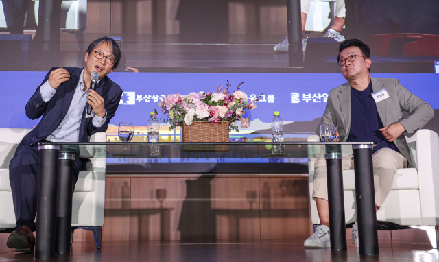 성희엽(왼쪽) 부산창업청 추진단장과 최성진 코리아스타트업 포럼 대표가 토론하고 있다. 김종진 기자