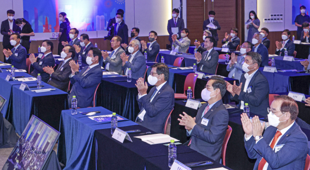 30일 '스케일업 부산 컨퍼런스 2022'가 열린 부산 해운대구 벡스코 컨벤션홀에서 참석 내빈들이 손뼉을 치며 개회식을 갖고 있다. 김종진 기자