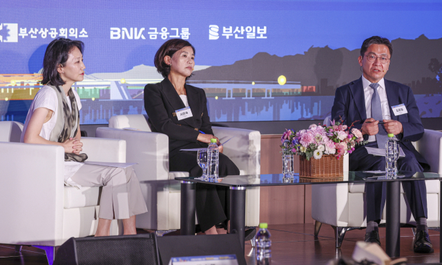 30일 부산 해운대구 벡스코에서 열린 '스케일업 부산 컨퍼런스 2022'에서 김지윤(왼쪽부터) 박사, 서은숙 민주당 부산시당위원장, 김윤일 대통령실 미래정책비서관이 토론하고 있다. 김종진 기자 kjj1761@