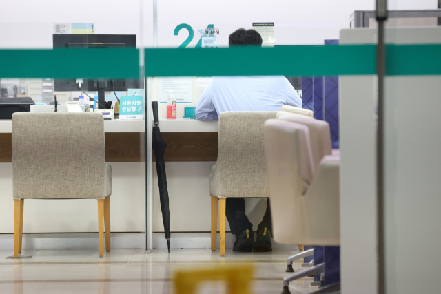 사진은 30일 서울의 한 은행 대출 상담창구. 연합뉴스