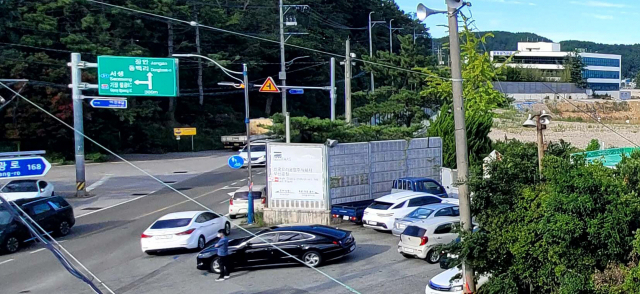 BTS가 오는 10월 15일 관객 10만 명 규모의 2030부산월드엑스포 유치 기원 콘서트를 갖는 부산 기장군 일광읍 옛 한국유리 부산공장 부지 진입 도로. 강선배 기자 ksun@