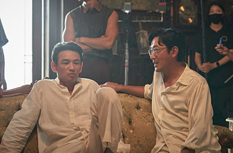 배우 황정민과 하정우, 박해수, 유연석, 조우진 등이 연기 호흡을 맞춘 넷플릭스 ‘수리남’ 스틸 컷. 넷플릭스 제공