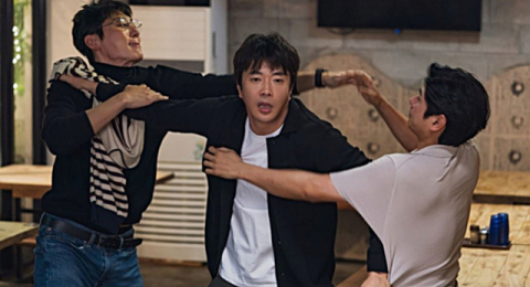 영화 ‘탐정: 더 비기닝’(2015)과 ‘탐정: 리턴즈’(2018)에서 코믹 연기 호흡을 맞춘 배우 권상우와 성동일이 웨이브 오리지널 ‘위기의 X’로 다시 뭉친다. 웨이브 제공