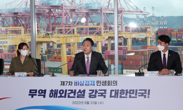 윤석열 대통령이 31일 부산신항 한진터미널에서 비상경제민생회의를 주재하고 있다. 연합뉴스