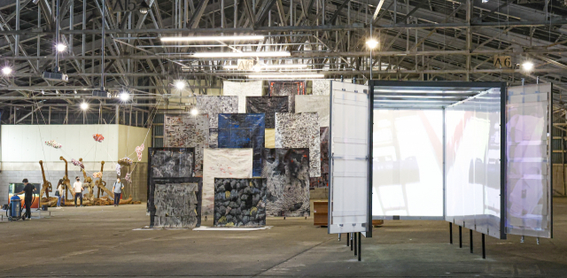 2022 부산비엔날레 개막을 이틀 앞둔 1일 부산 중구 부산항 제1부두 전시장에서 관계자들이 작품 설치 상태를 점검하고 있다. 김종진 기자 kjj1761@