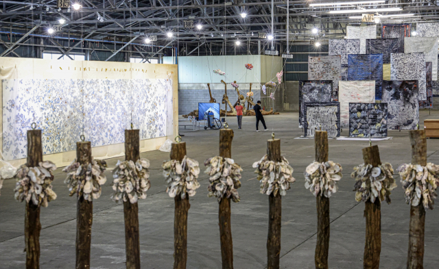 1일 부산 중구 부산항 제1부두 전시장에서 관계자들이 작품 설치상태를 점검하고 있다. 김종진 기자 kjj1761@