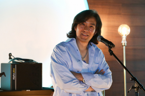 밴드 부활 출신 가수 김재희가 공연에 앞서 <부산일보>와 만나 포즈를 취하고 있다. 김종호 기자 kimjh@