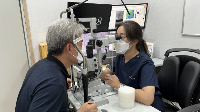 당뇨가 있다면 안과 검진에 특히 신경써야 한다. 김소희 원장이 환자의 안구 상태를 검사하고 있다. 이안과 제공