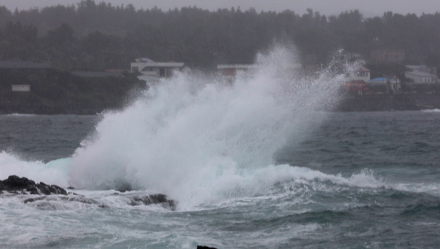 태풍 '힌남노'가 북상 중인 가운데 2일 제주 서귀포시 표선면 토산리 해안에 파도가 몰아치고 있다. 연합뉴스