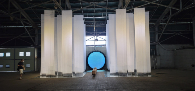 2022 부산비엔날레 부산항 1부두 창고에 전시된 김주영 작가의 작품 '1부두의 고고학: 물결은 빛이 되다. 바람이 되다. 길이 되다. 역사가 되다'. 오금아 기자