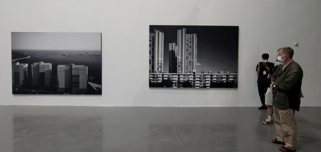 2022 부산비엔날레 부산현대미술관에 전시된 이인미 작가의 '시티스케이프_영도'. 오금아 기자