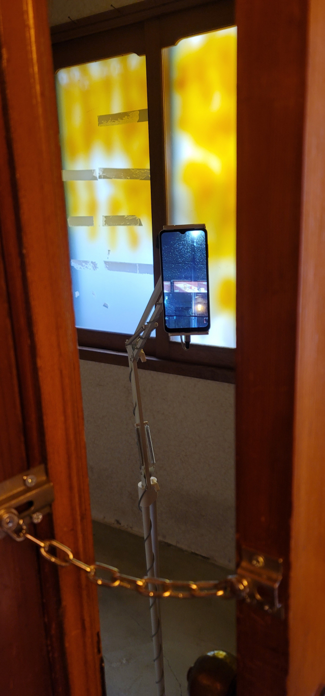 2022 부산비엔날레 초량 산복도로의 빈집에 전시된 송민정 작가의 작품. 오금아 기자