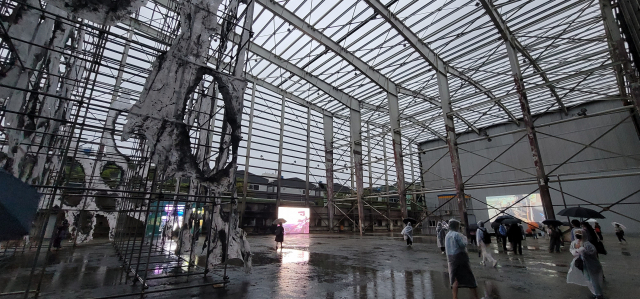 2022 부산비엔날레 영도 폐공장에 이미래 작가의 작품(왼쪽) 등이 전시되어 있다. 오금아 기자