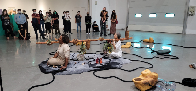 부산현대미술관에서 오토봉 엥캉가(왼쪽) 작가가 퍼포먼스를 진행하고 있다. 오금아 기자