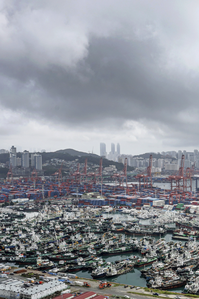 가공할 위력의 초강력 태풍 ‘힌남노(라오스의 국립공원 이름)’가 6일 오전 부산 인근 상륙이 예상되면서 부울경을 비롯한 전국이 초비상 상태다. 4일 힌남노를 피해 부산 부산항 관공선부두에 피항해 있는 선박들. 김종진 기자 kjj1761@