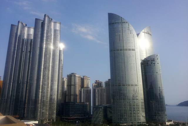 해운대 마린시티 내 초고층아파트. 왼쪽이 두산위브더제니스, 오른쪽은 해운대 아이파크. 부산일보DB