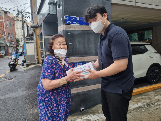 부산중구노인복지관 분관, 저소득 어르신에 김치 전달