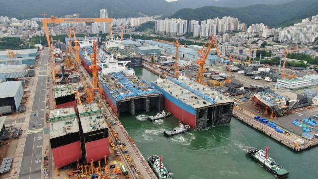 대우조선해양이 고도의 기술력이 필요해 납기를 맞추기 힘든 셔틀탱커 선박 2척을 지난달 제때 인도해 선사가 감사 편지를 보내 왔다. 거제 옥포조선소에서 선박이 진수되는 모습. 대우조선해양 제공