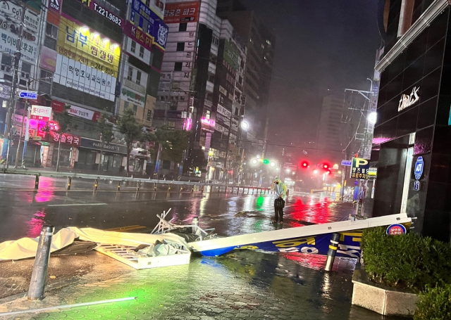 제11호 태풍 '힌남노'가 6일 새벽 경남에 상륙한 가운데 창원시 마산합포구 시가지 거리에 강풍에 부서진 간판이 거리에 떨어져 있다. 연합뉴스