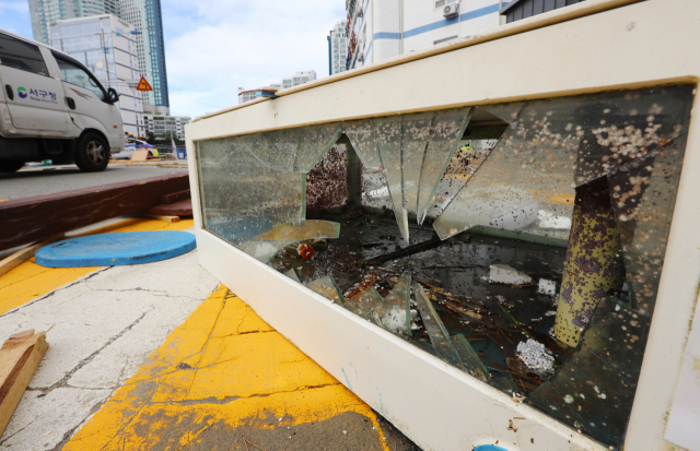 6일 오전 부산 서구 송도해수욕장 인근 횟집을 덮친 파도에 대형 수족관이 파손된 채 거리에 놓여 있다. 정종회 기자 jjh@