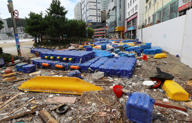 6일 오전 부산 서구 송도해수욕장 해변로가 높은 파도에 떠밀려 온 수상레저시설로 인해 통제되고 있다. 정종회 기자 jjh@