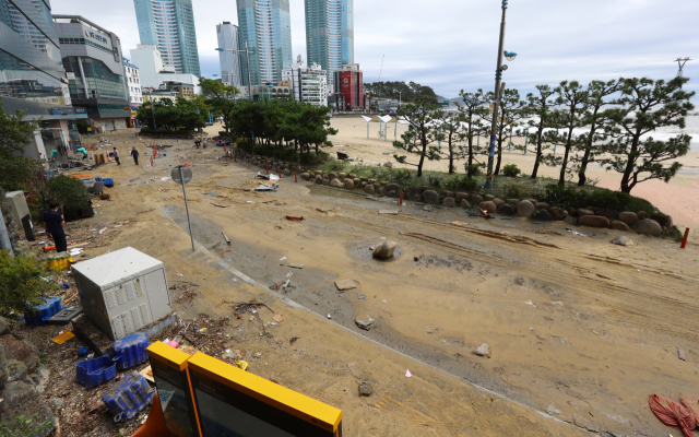 6일 오전 부산 서구 송도해수욕장 해변로가 강한 파도에 떠밀려 온 모래로 뒤덮여 있다. 정종회 기자 jjh@