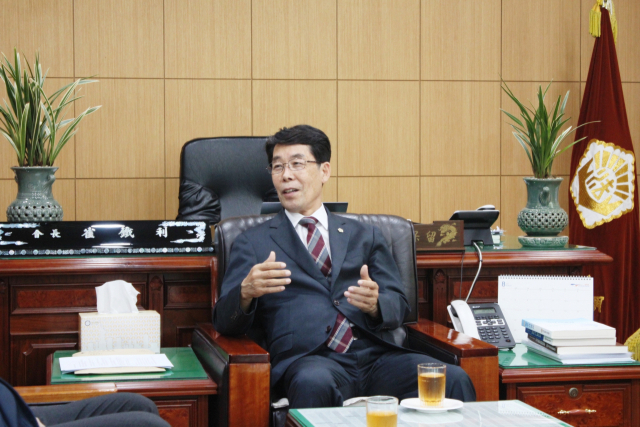 최철이 신임 부산법무사회장. 부산법무사회 제공