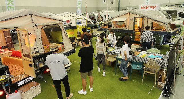 사진은 '2022 코리아 캠핑카쇼'가 개막한 지난 6월 9일 부산 벡스코 제2전시장을 찾은 관람객들이 각종 캠핑카를 둘러보고 있다. 부산일보DB