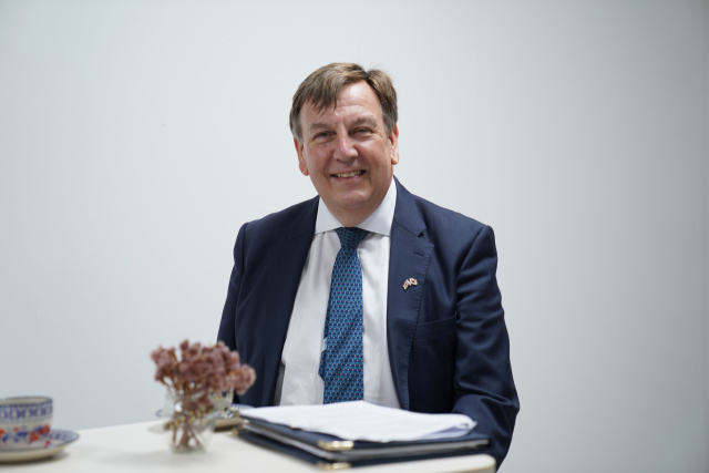 존 휘팅데일 영국의 한국 전담 무역특사.