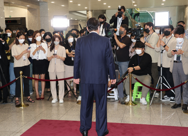 윤석열 대통령이 서울 용산 대통령실 청사로 출근하며 취재진의 질문에 답하고 있다. 연합뉴스