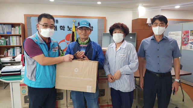 전국대학노동조합 동명대학교지부(지부장 이재동)는 추석명절을 앞둔 6일 조합사무실에서 교내 환경미화, 경비노동자 50여 명에게 한가위 선물 세트를 전달했다.