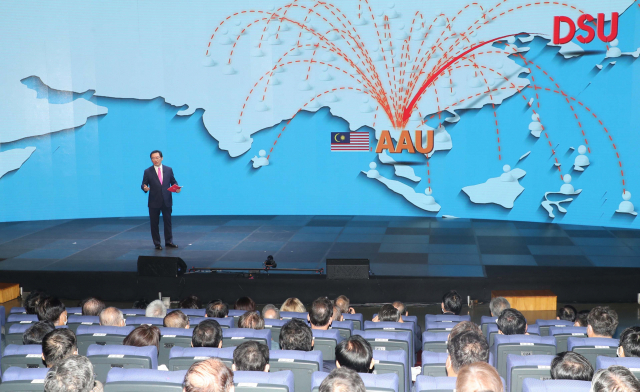 개교 30주년을 맞은 동서대학교가 6일 오후 교내 뉴밀레니엄관 2층 소향아트홀에서 개교 30주년 기념식을 열고 2030 DSU 비전발표를 통해 미래형 대학으로의 청사진을 공개했다. 이재찬 기자 chan@