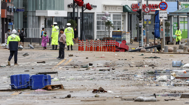 제11호 태풍 ‘힌남노’가 6일 남해안을 지나 동해로 빠르게 나가면서 한반도도 태풍 영향권에서 완전히 벗어났다. 힌남노가 지나간 6일 오전 부산 수영구 광안리해수욕장 일대 도로의 모습. 김종진 기자 kjj1651@