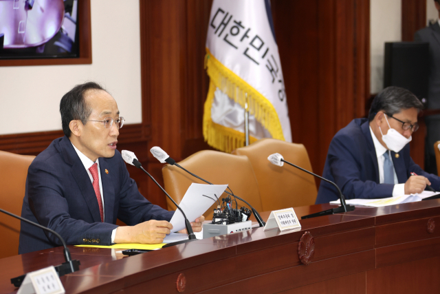 추경호 경제부총리 겸 기획재정부 장관이 5일 정부서울청사에서 '경제 규제혁신 TF회의'를 주재하고 있다. 연합뉴스